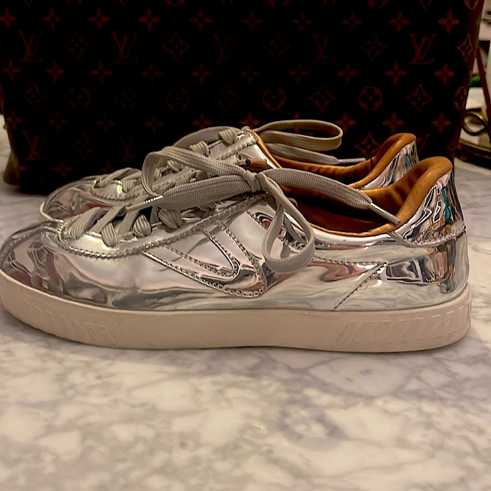 NWOT silver Metallic Tretorns 7.5